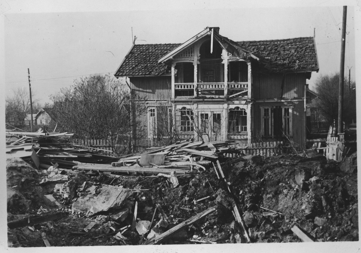 Hus skadet av splinter og lufttrykket etter bombene 29. april