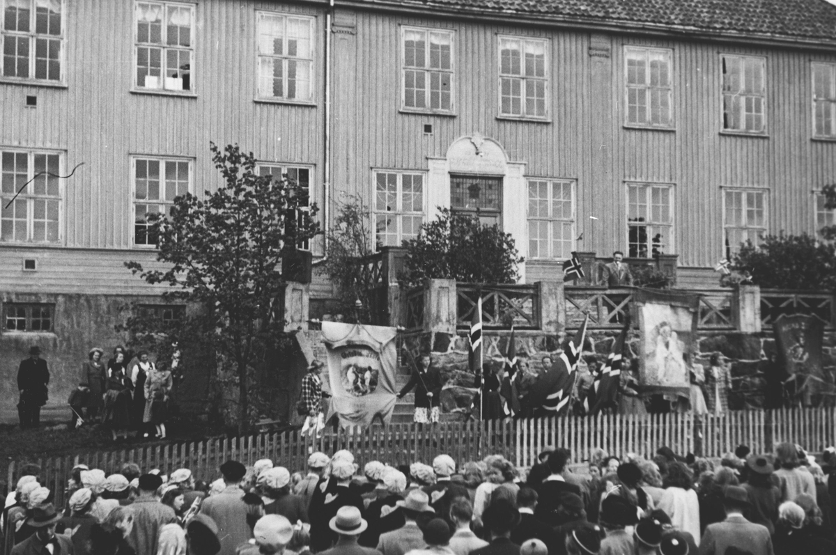 17 mai  feiring ved Årnes Skole/ pavillionen, mot Schieflegården