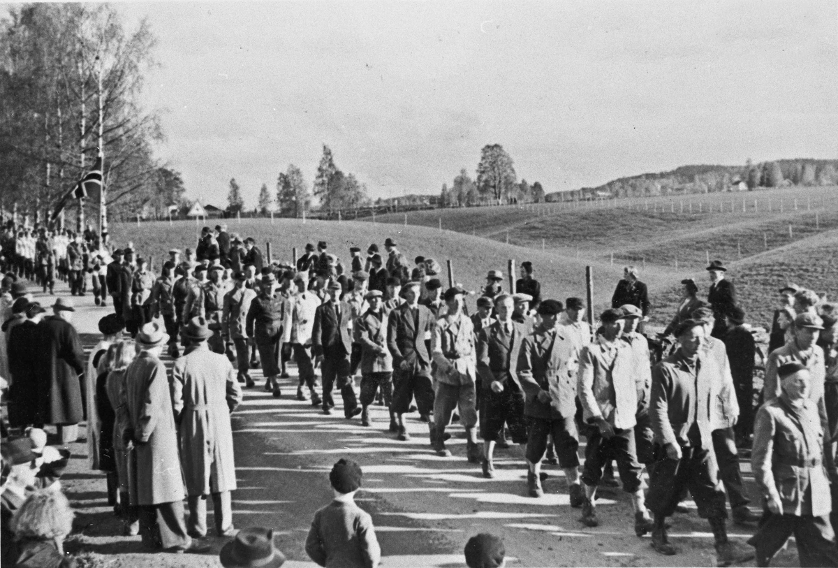 Parade ved Riksbygningen 7. juni 1945.