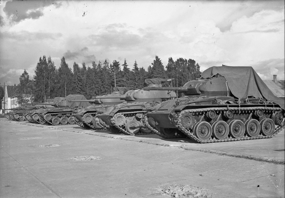 M24 Chaffee stridsvogner oppstilt på «betongen» i Trandum leir. Skjold-kasernen under bygging.