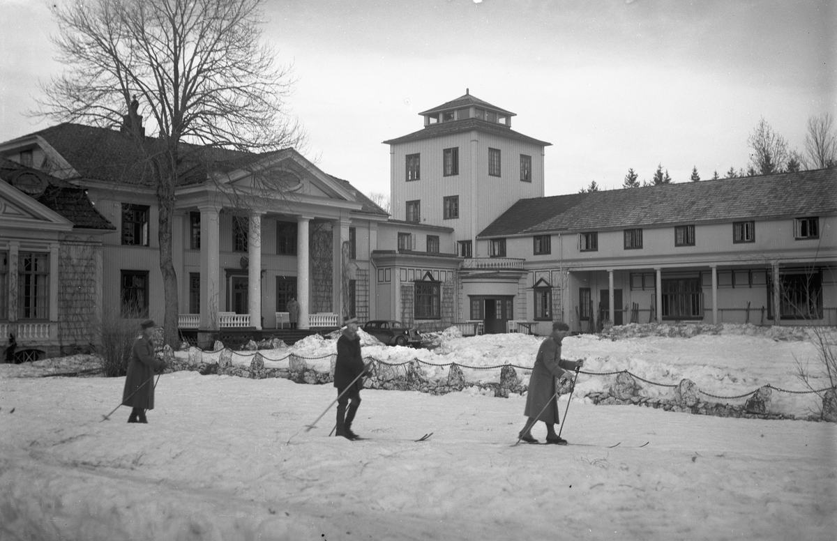Hurdal Verk. Vinter. 3 skiløpere i forgrunnen. Kong Haakon i midten. Vintermanøveren i mars 1940?