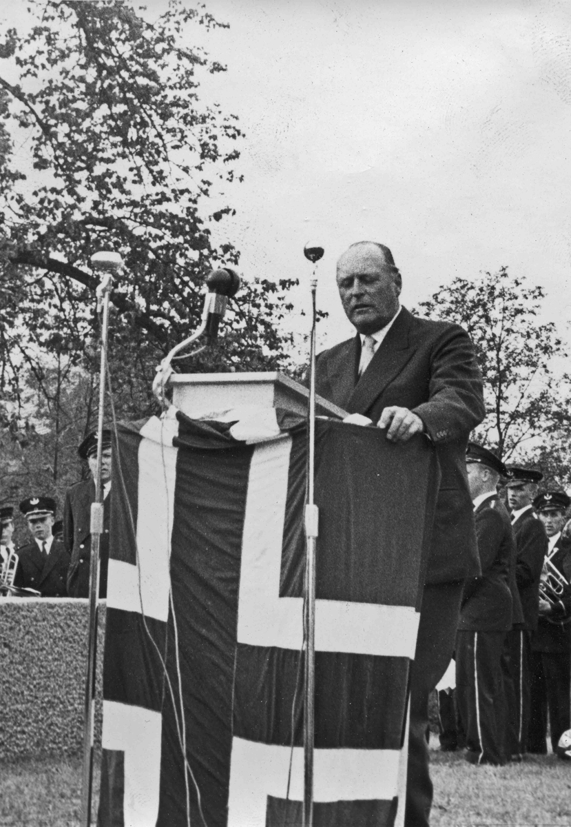 Besøk av Kong Olav. Den 13. juni 1962 ble statuen av Henrik Wergeland avduket på Eidsvoll Verk. Monumentet er laget av billedhoggeren Ottar Espeland.