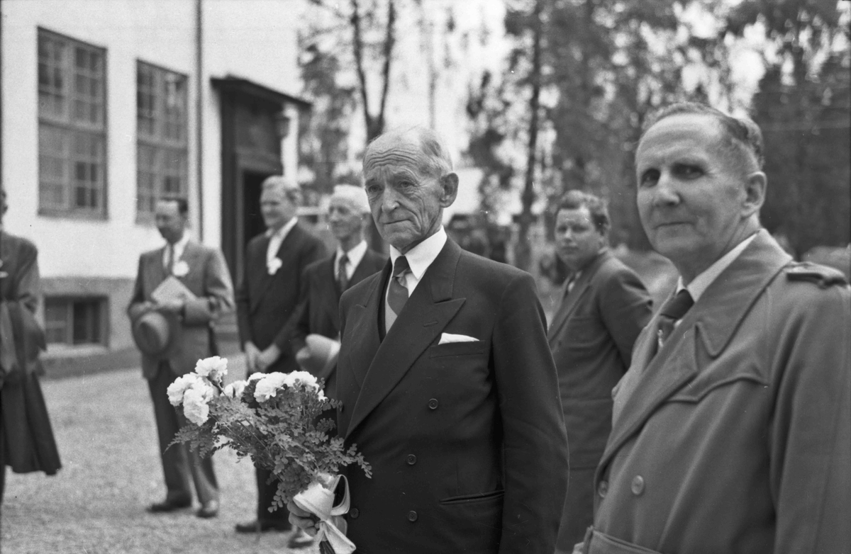 Fra Bygdeutstillingen ved Eidsvoll Landsgymnas i 1955.
I forgrunnen står t.v. fylkesmann Carl Platou, til h. ordfører Martin Johansen.