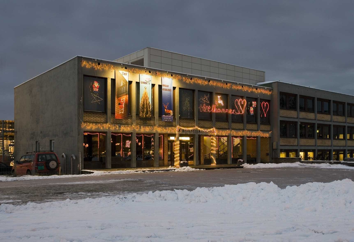 Julebelysning.

Akershus fylkesmuseum med fargestrålende julebelysning i forbindelse med utstillingen "Det lyser mye i stille grender" 2006
