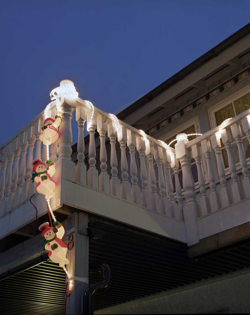 Julebelysning

Lysende snømenn på veranda på enebolig