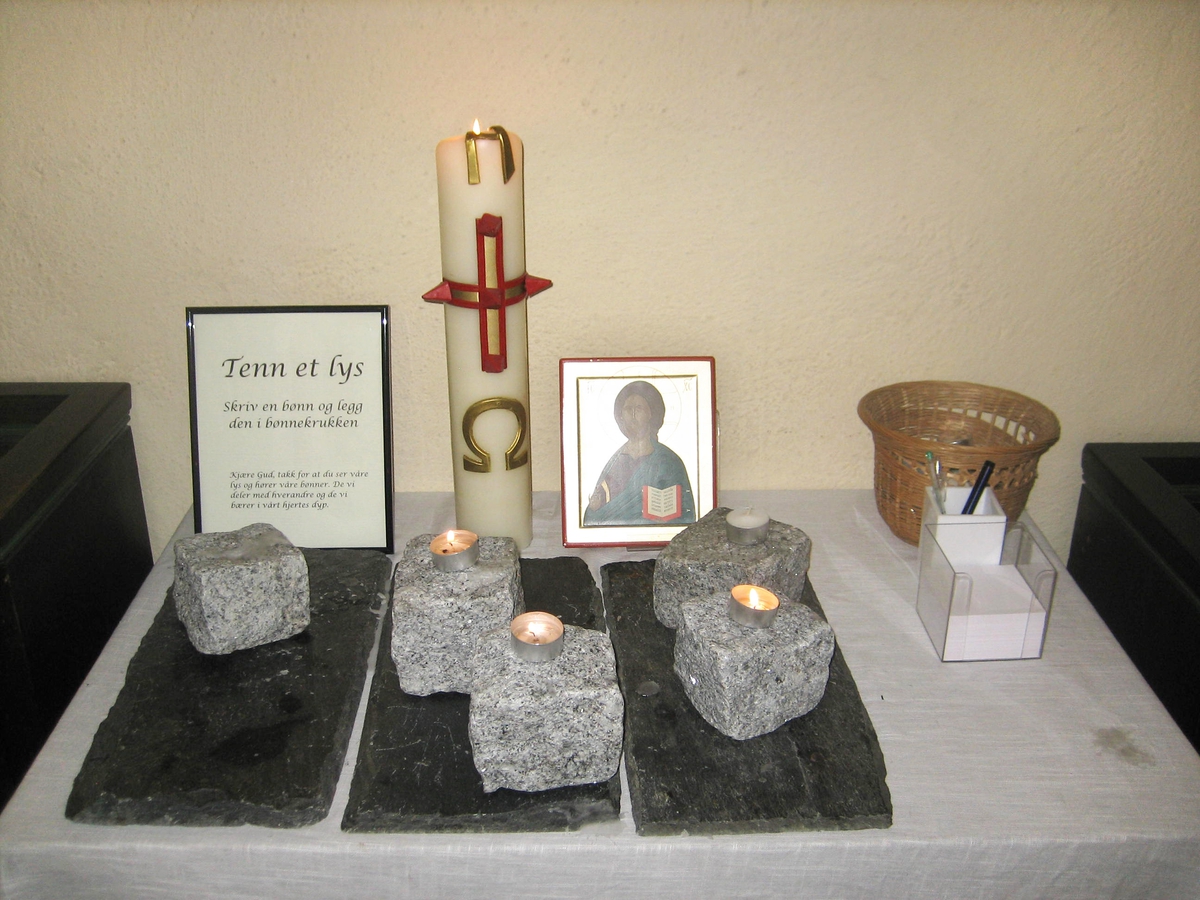 Minner etter terrorhandlingen den 22. juli 2011. Lillestrøm kirke var åpen for sørgende i uken etter terrorhandlingen. Tente lys for sorg.