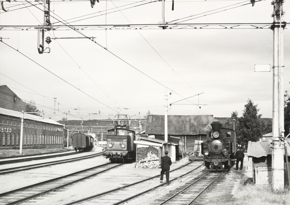 Skifting med lok 7 Prydz og El.10.2511 med godstog på Kongsvingerbanen.