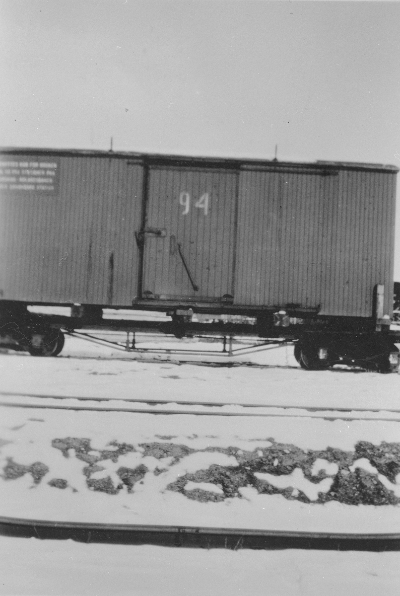 Løftekasse G 94 lastet opp på godsvogn i serien To 21 - To23 eller To 27 -To 40.
