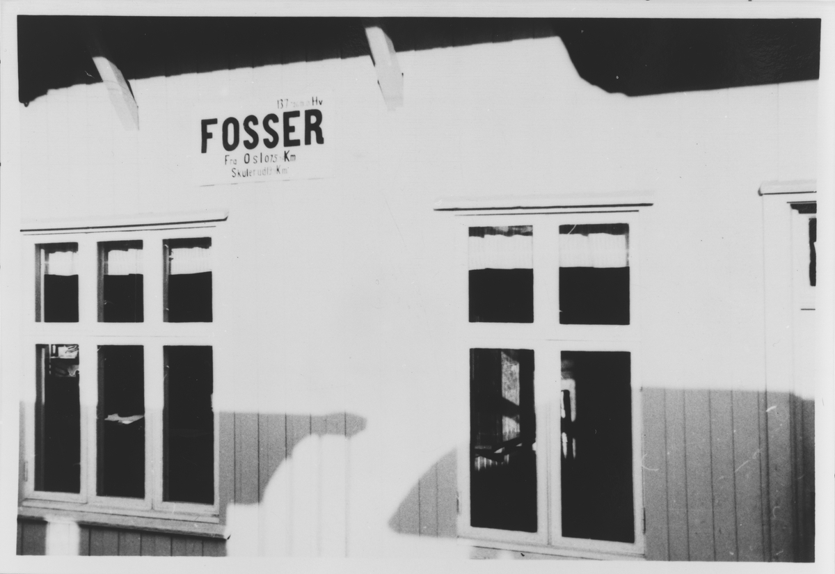 Eksteriør Fosser stasjon, tatt ut igjennom vinduet i toget.