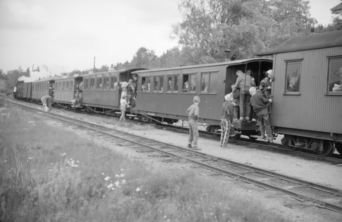 Siste ordinære tog før Aurskog-Hølandsbanens nedleggelse avventer avgang fra Skulerud.