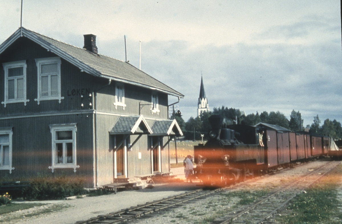 Tog 2051 til Skulerud har ankommet Løken stasjon
