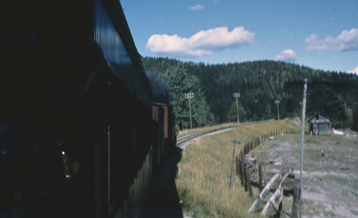 Utsikt fra kupevinduet på tog 2058 til Sørumsand