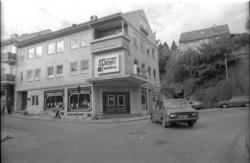 Spinell var forretning som solgte tekstiler..(Bil med reg nr