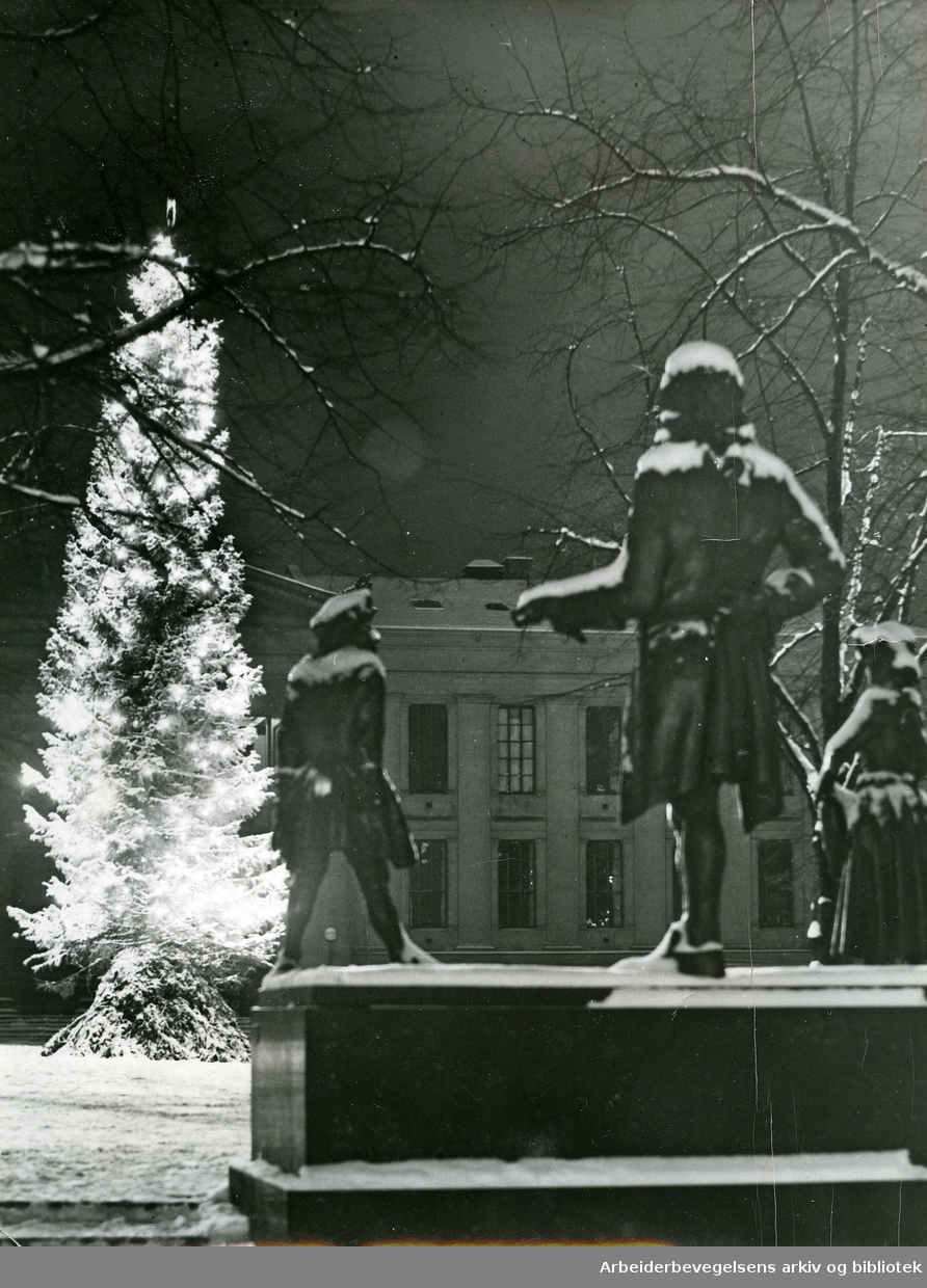 Studenterlunden med Dyre Vaa's Holberg-monument, slutten av 1930-tallet