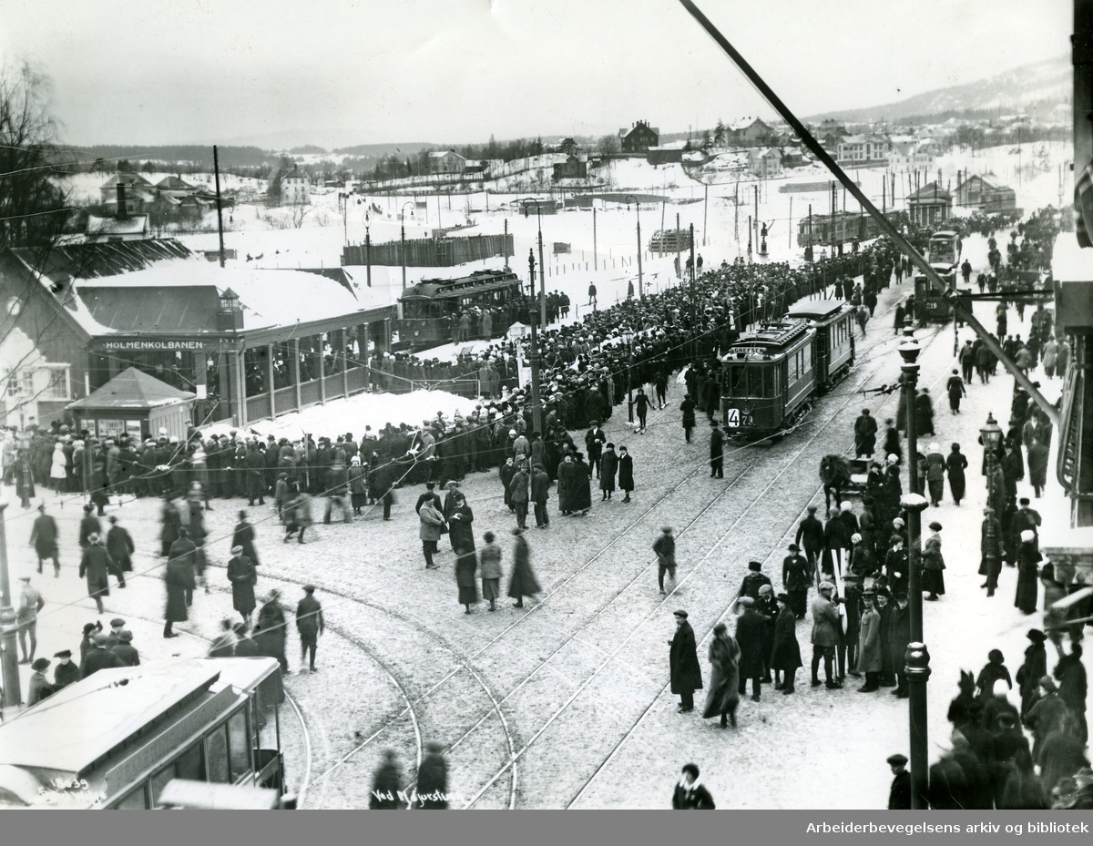 Majorstuen stasjon sett fra Valkyriegata, sannsynlig en Holmenkollsøndag, .ca. 1915