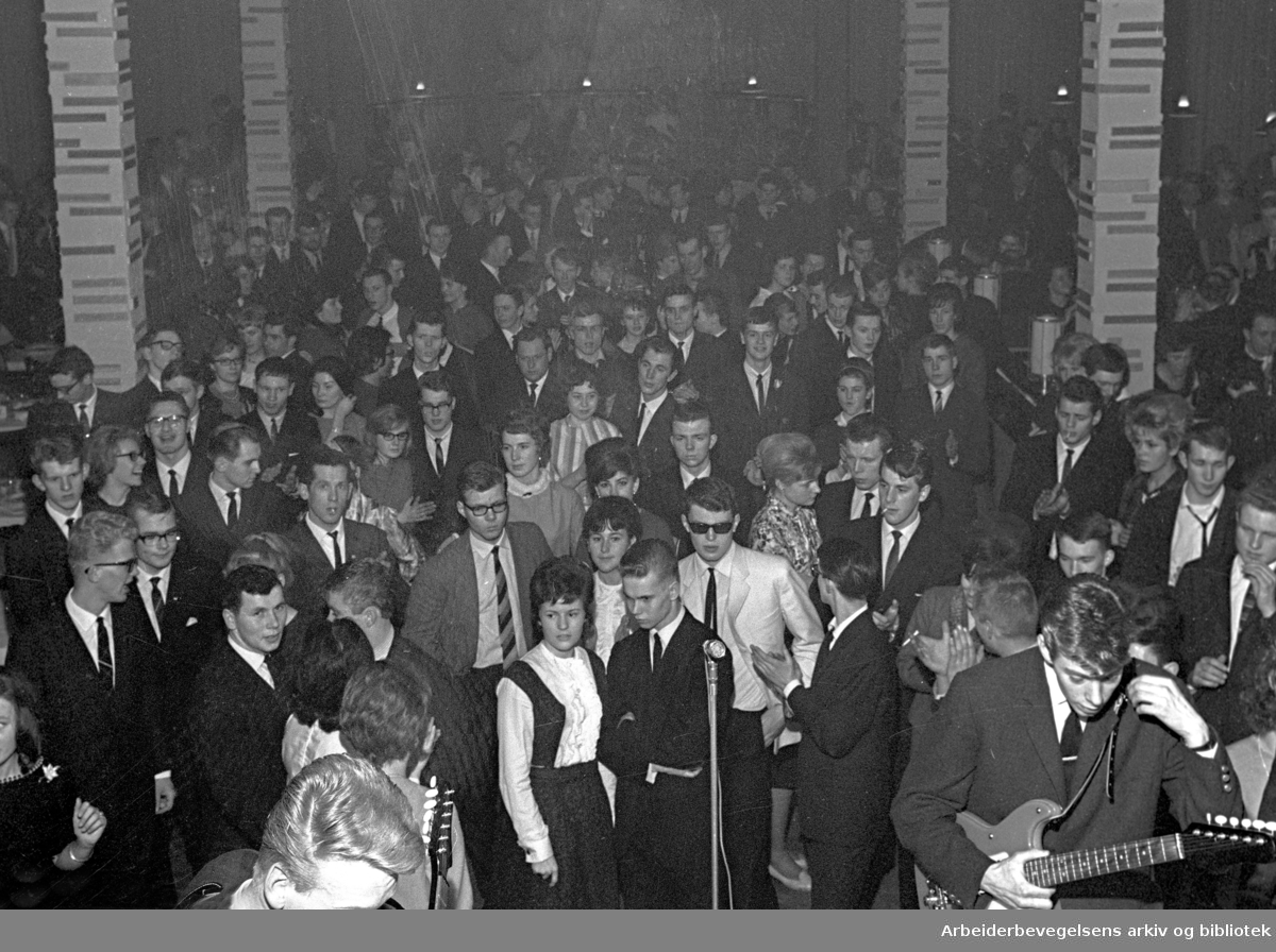 Fra dansegulvet på ungdomsrestauranten Rondo under finalen i Arbeiderbladets amatørkonkurranse,.2. april 1963.
