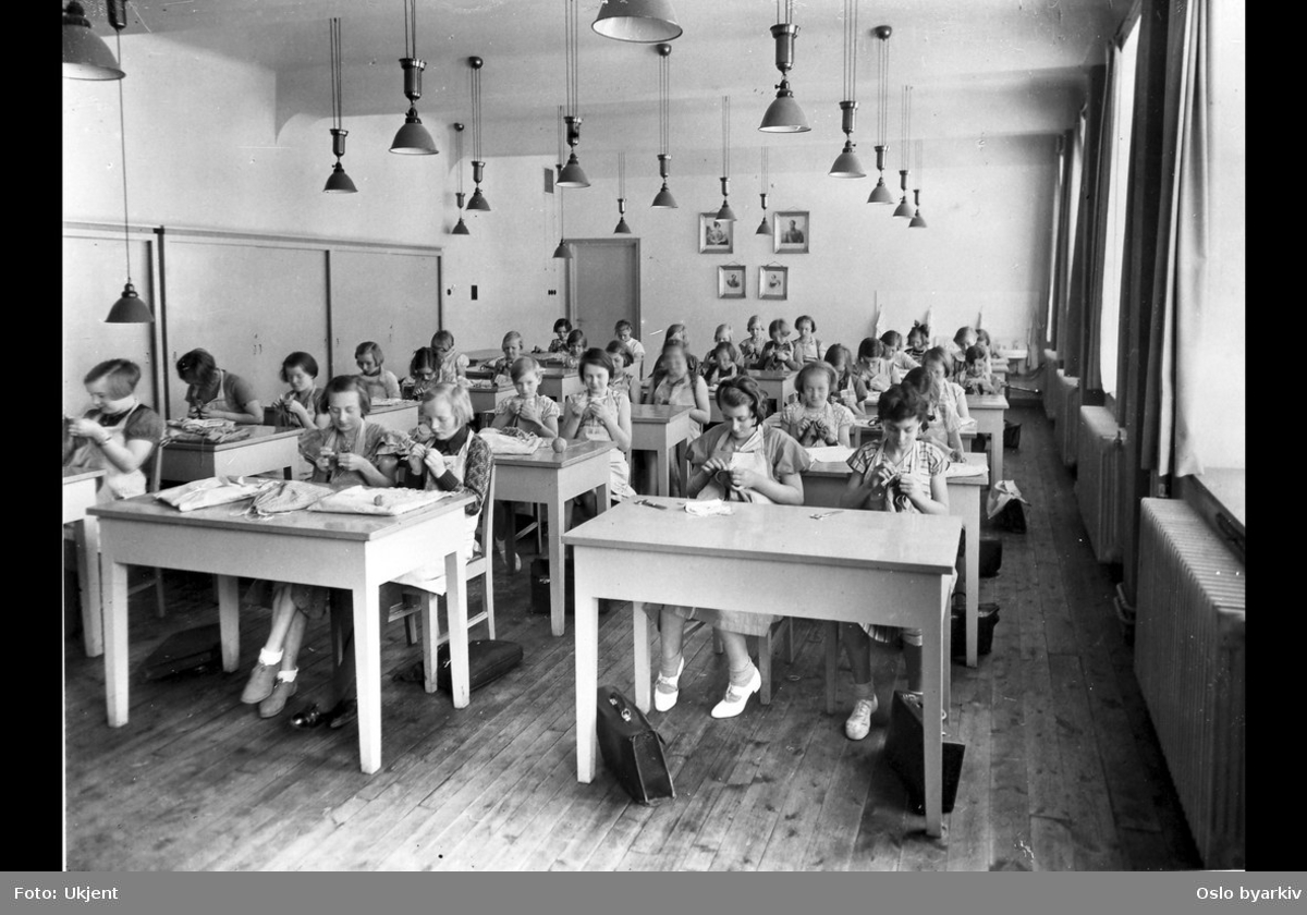 Jenteklasse, jenter som syr, håndarbeid. Møllergatens skoles utvidelse, 1933 (albumtittel) (Møllergata skole)