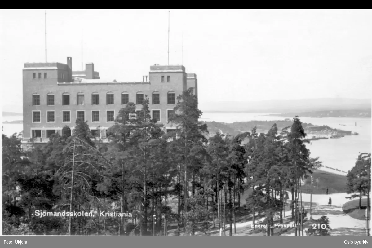Sjømannsskolen (Oslo Sjømannsskole) med parkområde. Kongsveien. Hovedøya i bakgrunnen.