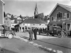 Høstmarkgården bygd i 1767. .Vi ser bla Romsdals Fellesbank.