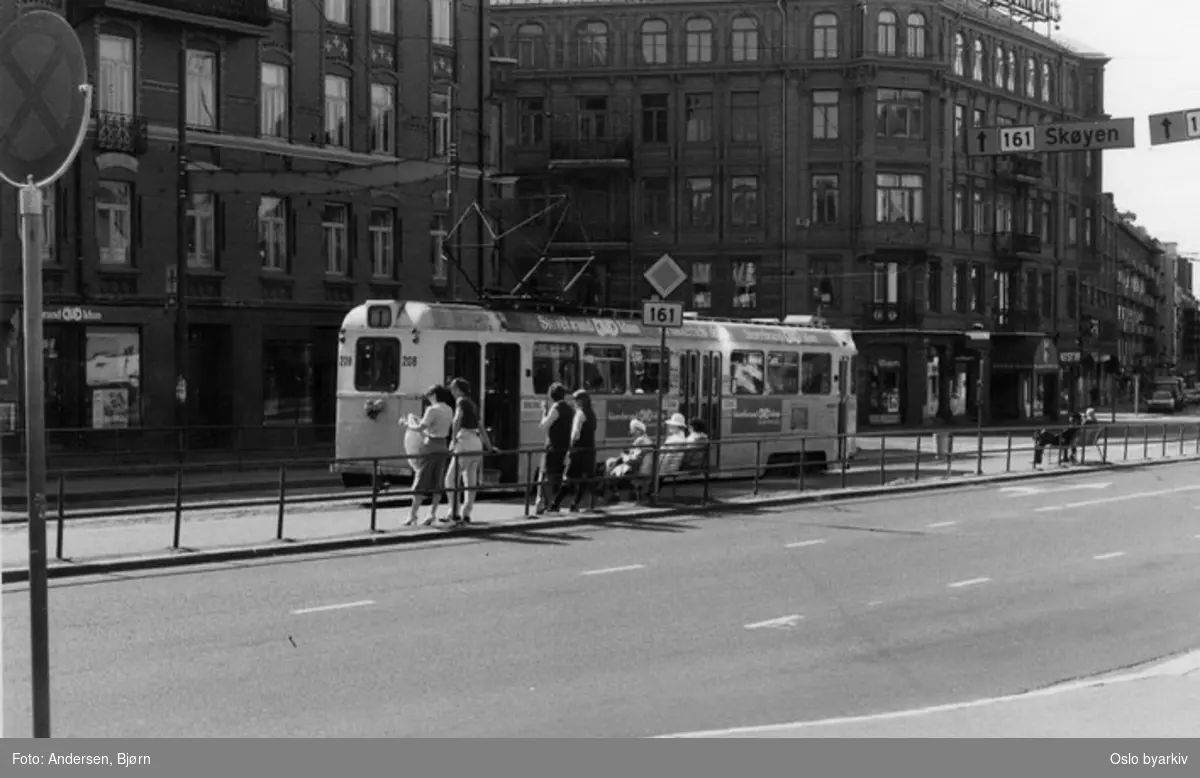 Oslo Sporveier. Trikk motorvogn 208 type Høka MBO linje 1. Vognbetjeningen (to damer) slapper av i sola på endeholdeplassen i Kirkeveien.