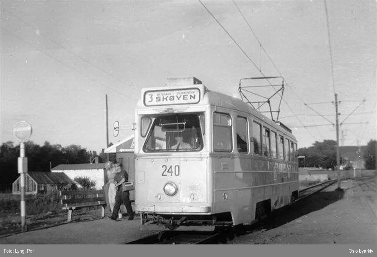 Oslo Sporveier. Trikk motorvogn 240 type Høka MBO, linje 3 fra Bøler ved trikkestoppestedet Helsfyr. Kun på søndag formiddager ble linje 3 kjørt uten tilhenger. (Fra 1967 var Østbanen endeholdeplass, trikkelinjen nedlagt senere samme år grunnet T-banen.)