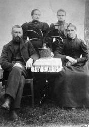 Familiebilde, 4 søsken Stensvoll. ........ADRESSE: Nesset   