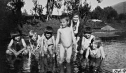 Badeliv i "Veltahølen" i Eidsvågelva.