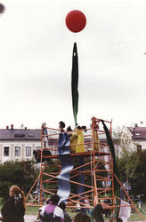 "Treet", med elever fra Nordic Black Theatres teaterskolen.K