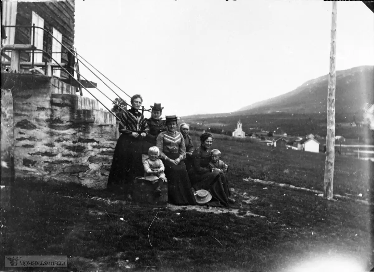 Gruppebilde frå Liedgarden. Byfolk på landet. .Sjå reg.kort nr. 3395...