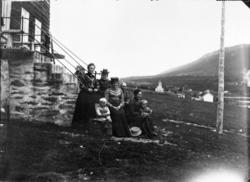 Gruppebilde frå Liedgarden. Byfolk på landet. .Sjå reg.kort 