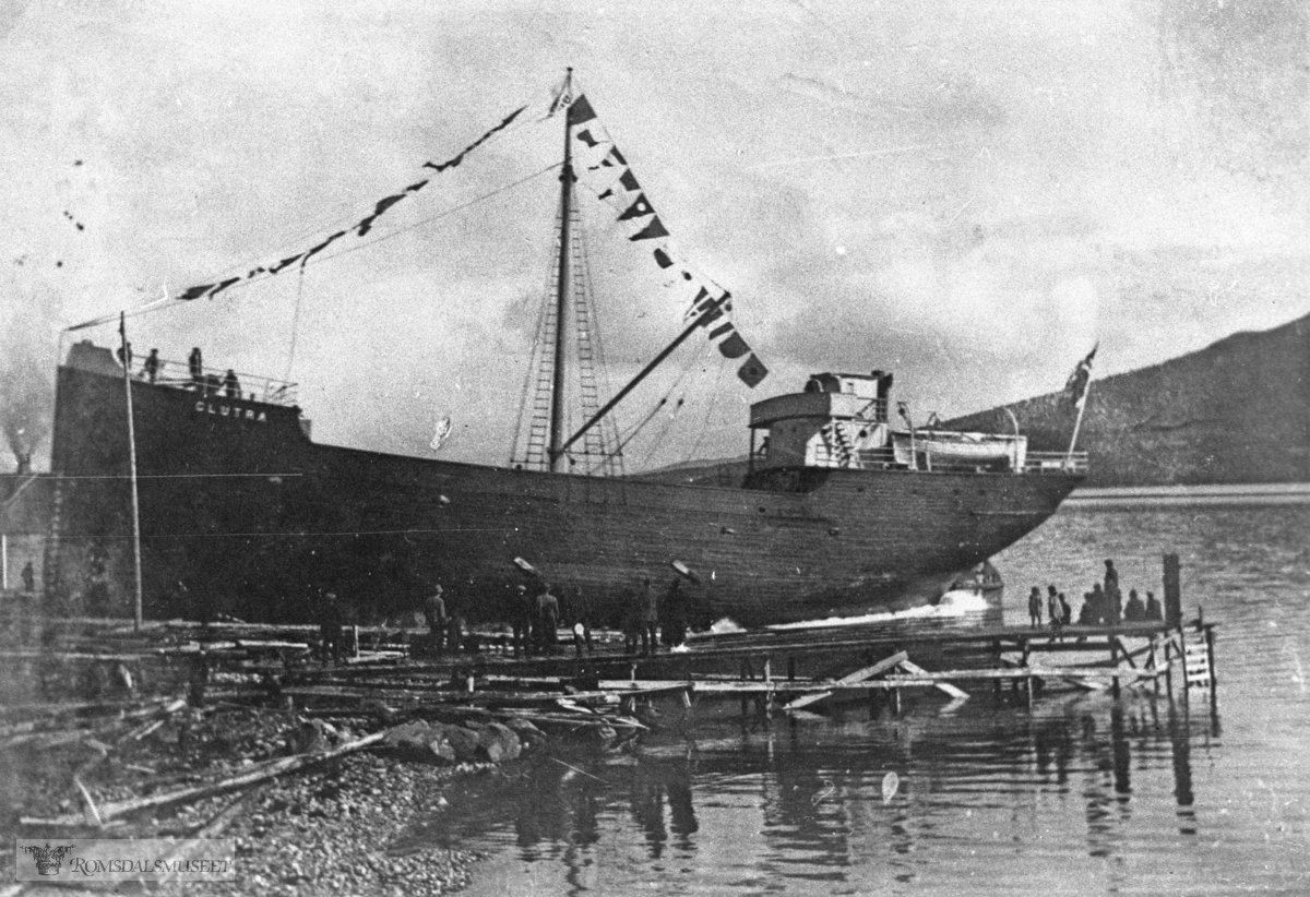 "Glutra" - motordrevet treskute- sjøsetting. 1919.Begge bildene er tatt i forbindelse med sjøsettinga fra Brastad båtbyggeri i 1919. "Glutra" sank seinare i Nordsjøen med en jernlast om bord.