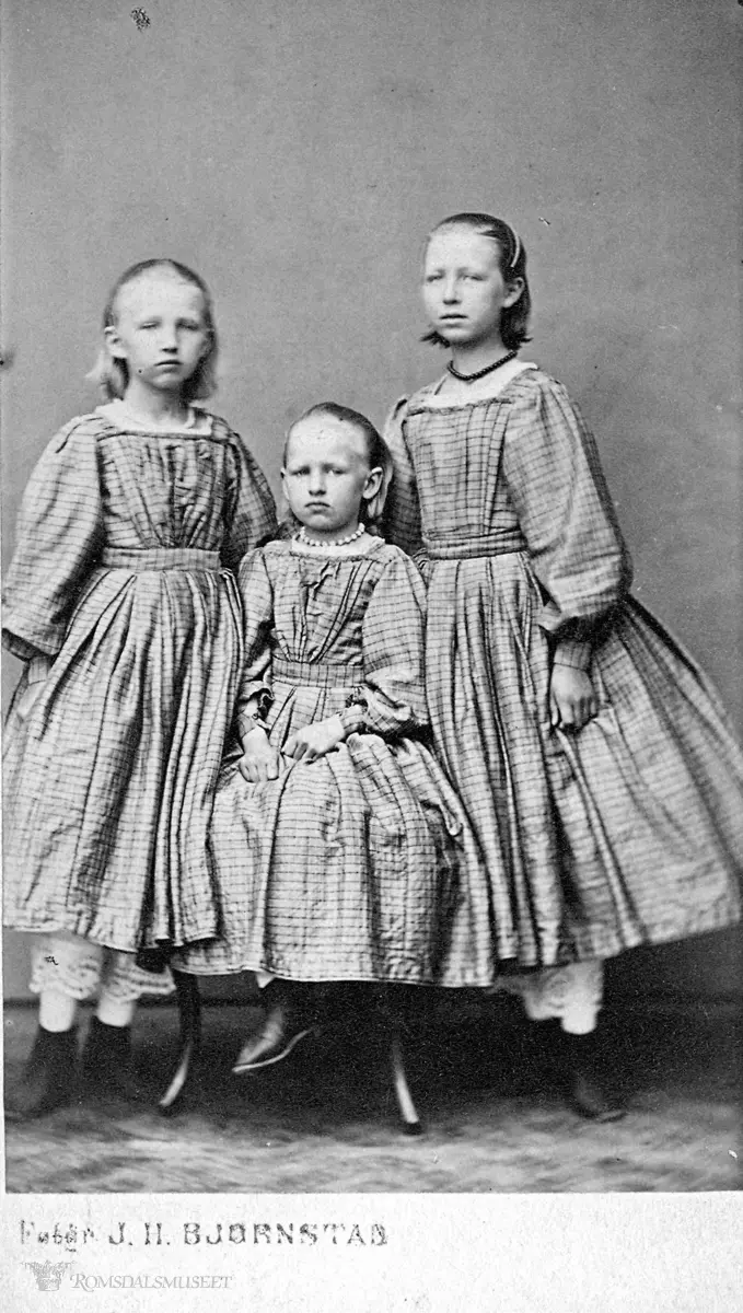 "Søstrene Brinchmann". Louise, Hanna og Ragnhild var døtre av rektor Alexander Brinchmann i Molde.