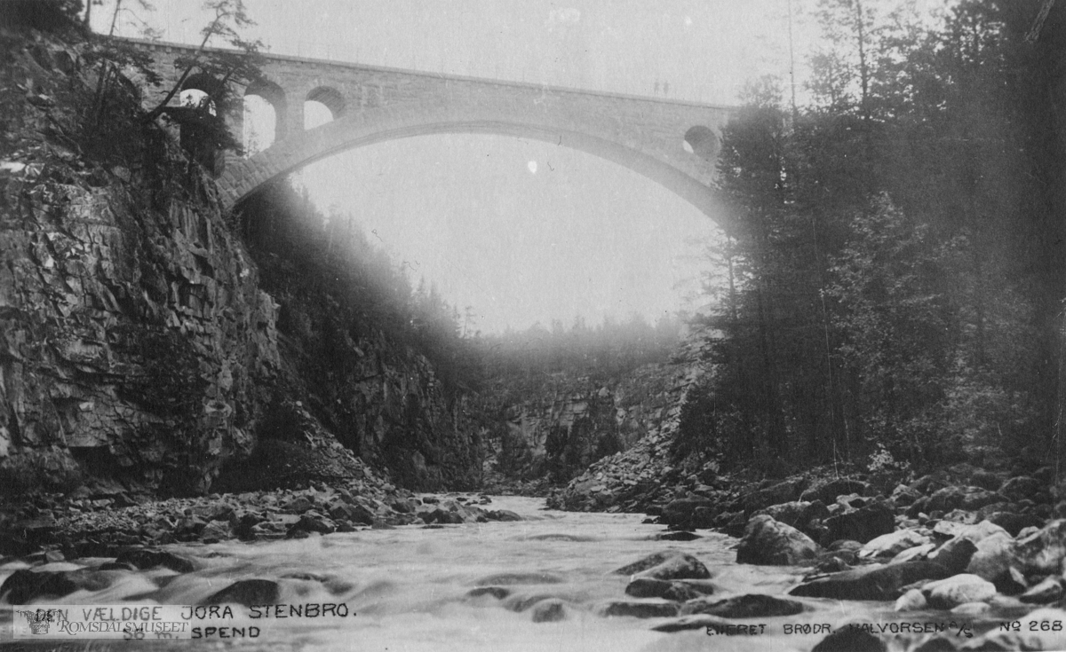 "Den veldige Jora stenbro. 56 meter spend". .(Postkortene er en gave fra Ingvar Lillebostad)