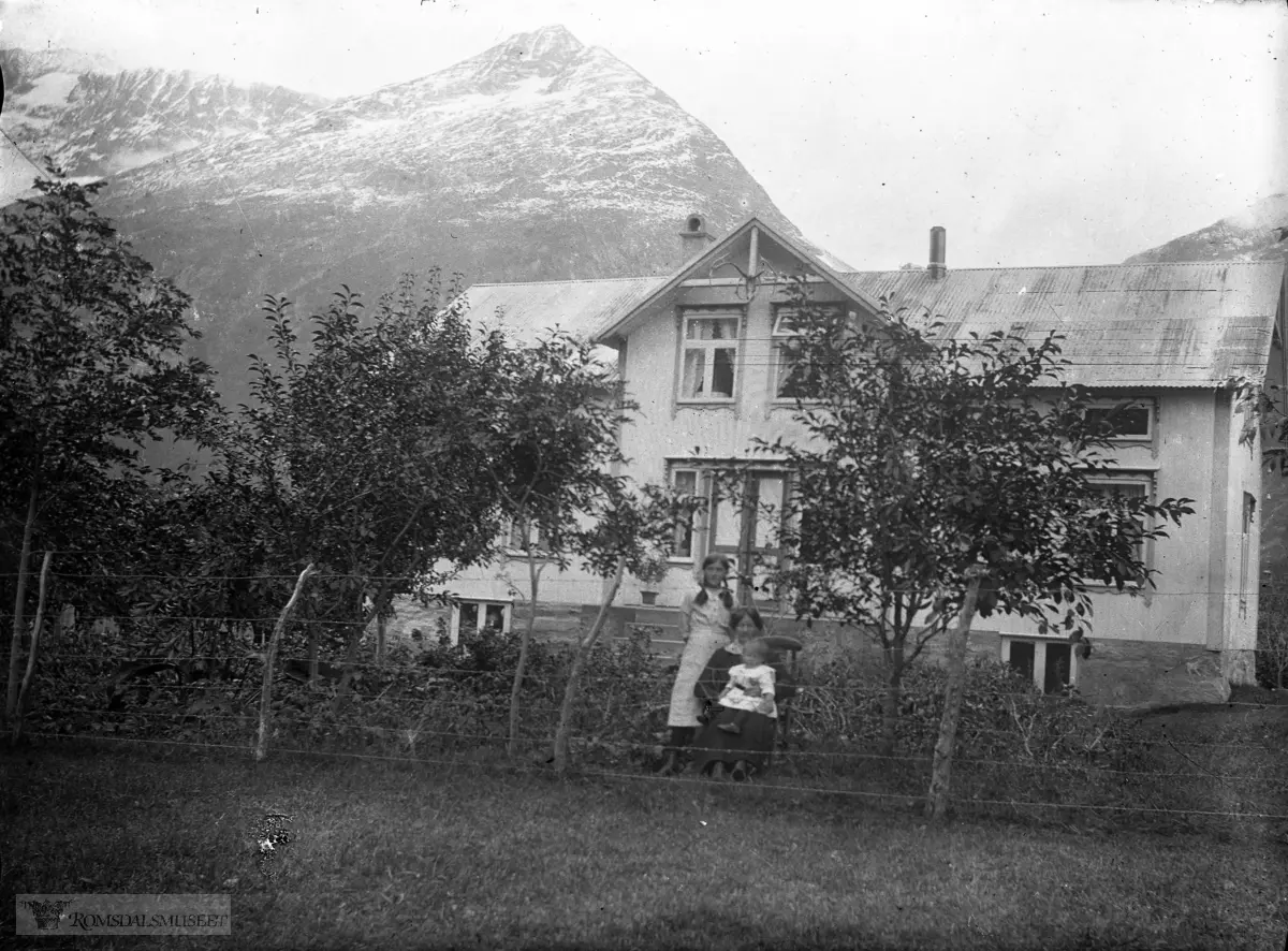Peder Vike sitt hus på Øverås. .Fotografert i hagen på Våtåkeren, Øverås, Eresfjord. .Nonstinden i bakgrunnen. .Se også bilde nr 042.
