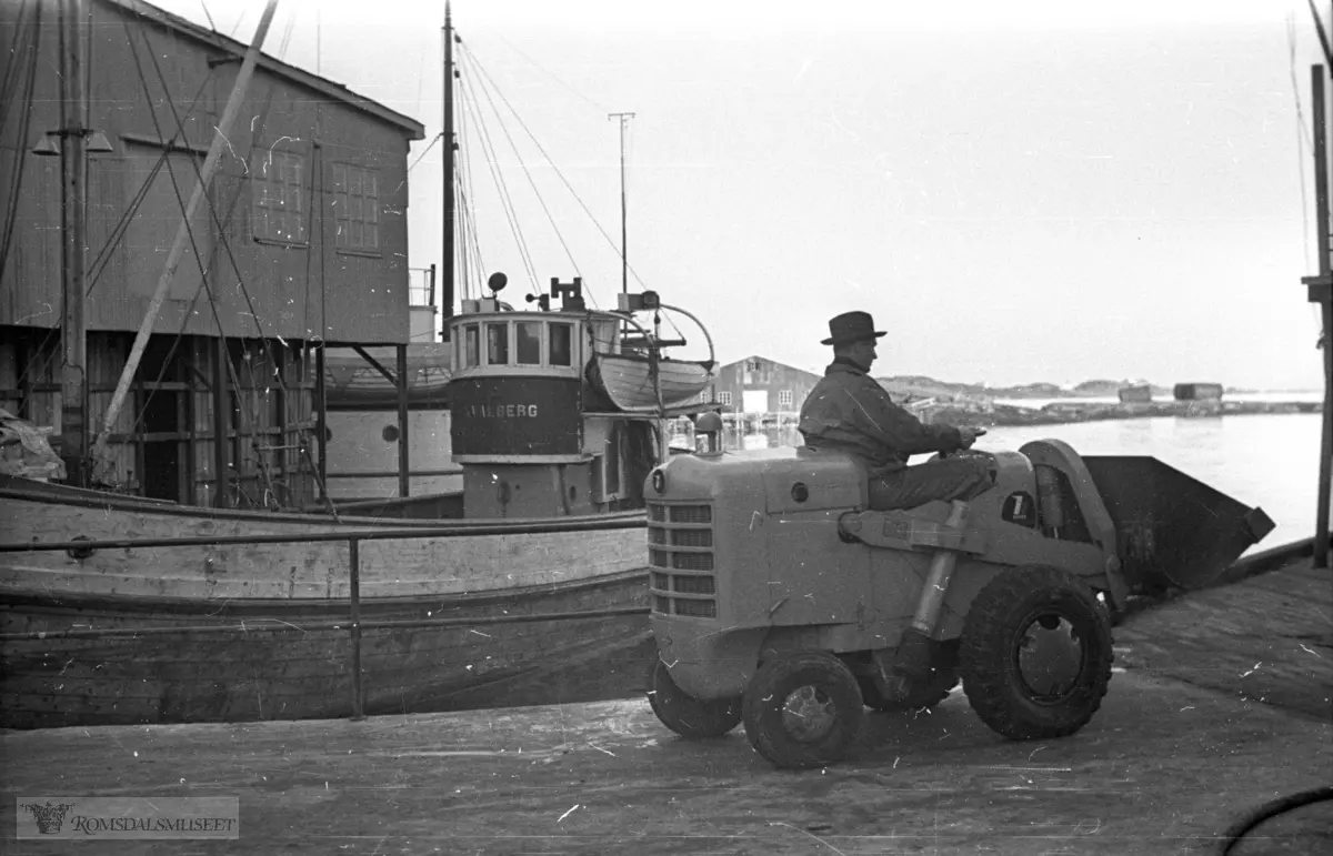 Prøve av den nye Pay-Loaderen..Fraktebåten "Kvalberg" i bakgrunnen..(Fimbeholder 47381 "Steinshamn høsten 1950")