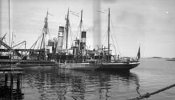 M.25.SØ "Ingeborg" og "Veslegut", Bergen ligger til kai..b/b