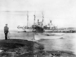 Hvalskytterskolen på Harøya i 1927.."Jærv" og M.3.SØ