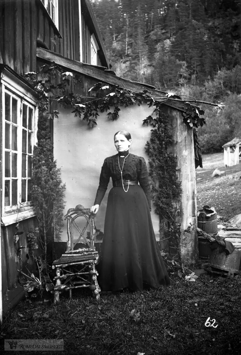 Olava Misfjord, bak bislaget. Fredrik Misfjord var ekspert på å lage slike ”norte”- stolar og – benker.