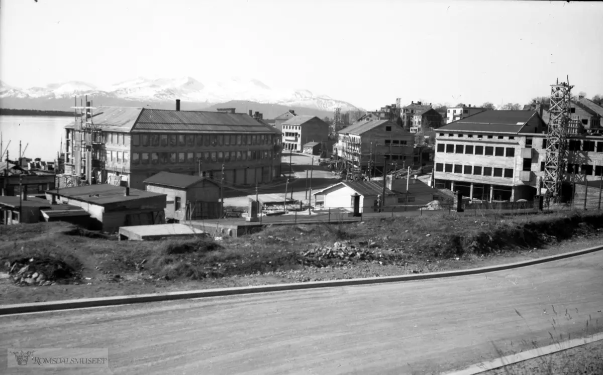 Molde sentrum i 1947., S.Pettersson til venstre, Syltebygget til høyre. Breckegården i midten.