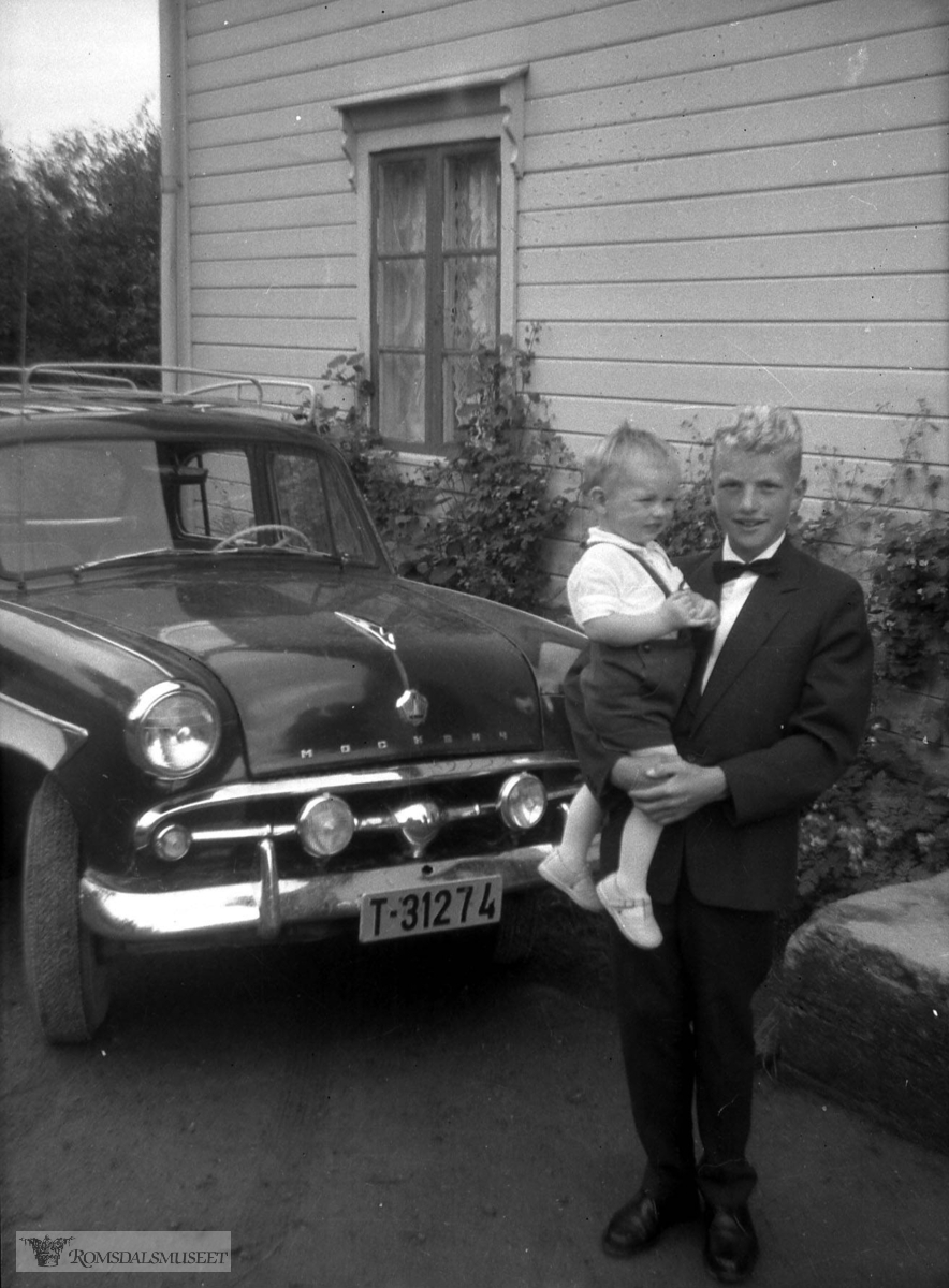 Frank Romuld og Onkelen Kjell Ivar Stokke..Bilen med reg nr T-31274 er en Moskwich ca. 1960-modell. Grillen var inspirert av amerikansk Ford 1952-54.