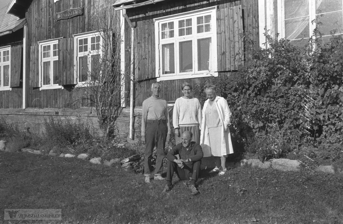 Fra henting av Reinhold Zieglers våpensamling på Lesjaverk..Steinbakken på Lesjaverk ble bygd av Johs. Ottesen, Molde, og solgt til Ziegler-familien kring 1945..Giver av samlingen: Hermann og Dagny Ziegler.