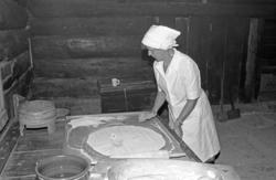 Olsok på Romsdalsmuseet 1985. .Inne i Hammervoll-stua..Aktør