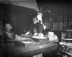 Flattbrødbaking..(fra serie med bilder hentet fra Veøya)