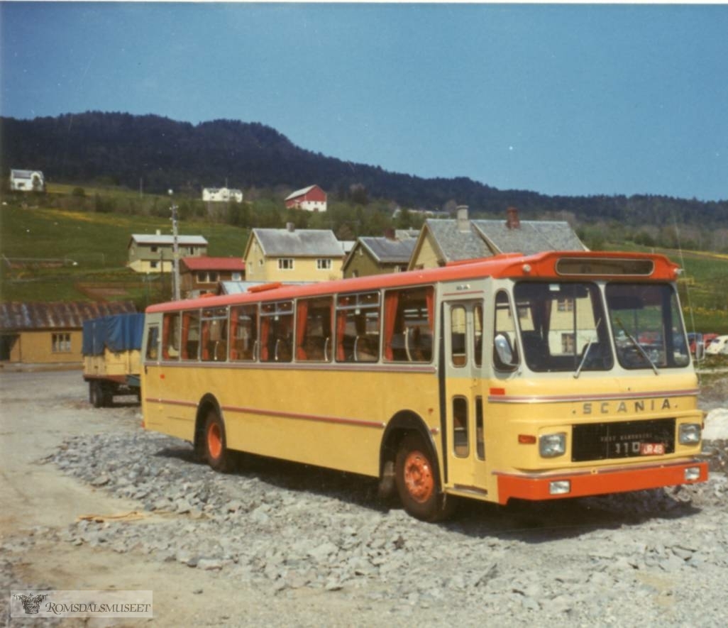 Denne bussen ble levert ny til Eira-Eidsvåg Billag A/S (EEB) og 31. mai 1973 registrert på nummer UR17333. Den gikk deretter i flere år i rutetrafikk Molde-Eidsvåg-Sunndalsøra. Det er en Scania BF110 og karosseriet ble bygd hos Vest Karosseri i Stryn. I 1982 ble EEB fusjonert med Kristiansund-Oppdal Auto (KOA) og nytt navn ble KOA-EEB, Trollheimen Trafikk fra 1984, og Mørelinjen fra 1988. Bussen ble solgt sist på 1980-tallet til private som bygde den om til campingbuss. Den var i bruk så seint som i 2016..(fra Oddbjørn Skjørsæter sine samlinger i Romsdalsarkivet)