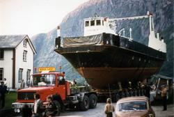 Fergen Mardøla fraktes til Eikesdalsvatnet.