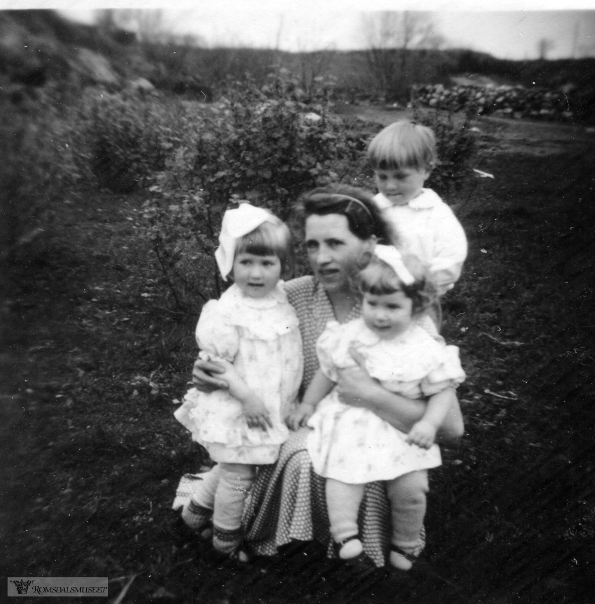 Mor Klara med døtrene Kjellaug og Audny og sønn Hallvard.