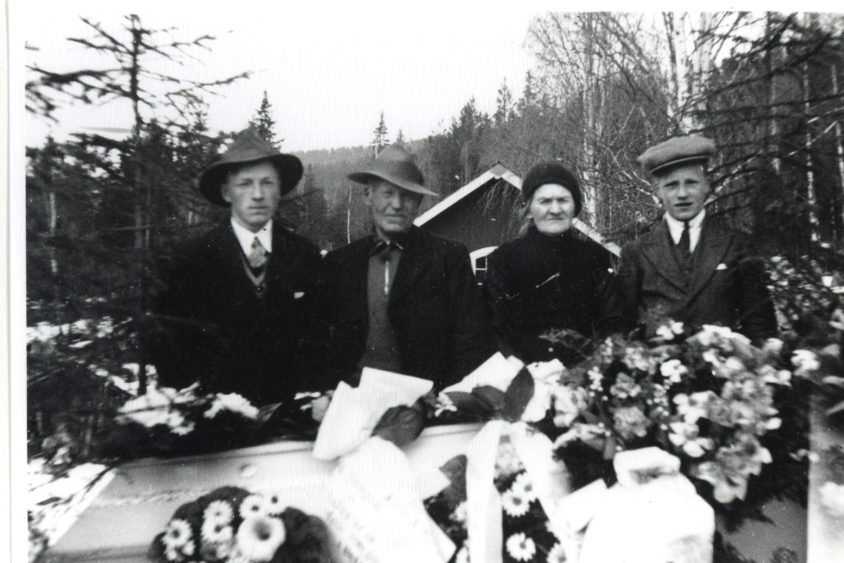 Gruppe,båre,jakke,luve og hatt.
Gravferdsdagen etter Eirik Svingen 6 april 1935.
Frå v.Nils,Helge,Marta og Olav Svingen.
