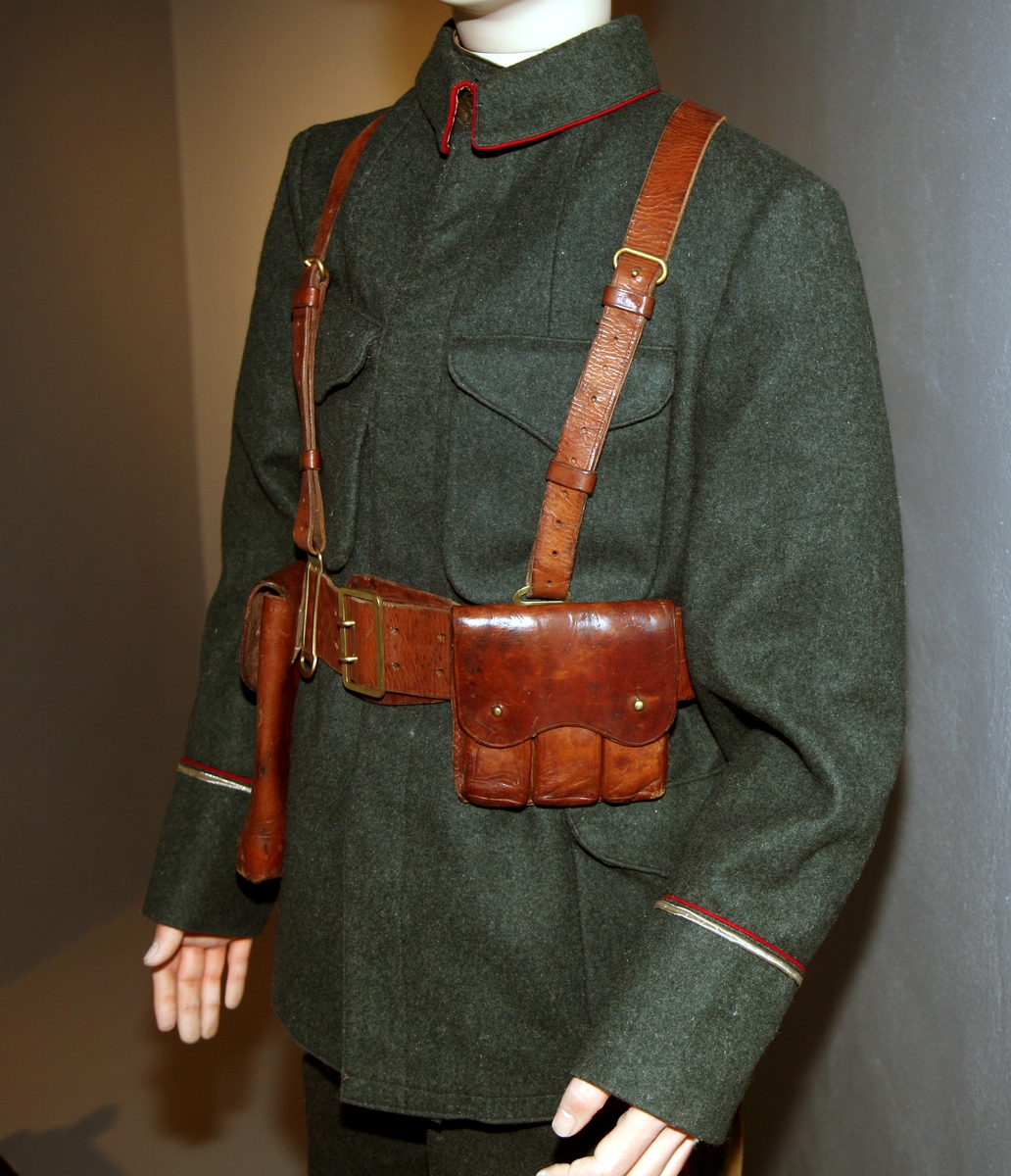Jakke, felt, norsk M/1914. 
Grad for fahnjunker. 	
Stemplet IR 5 1939. 
I utstilling på dukke med soldat. 