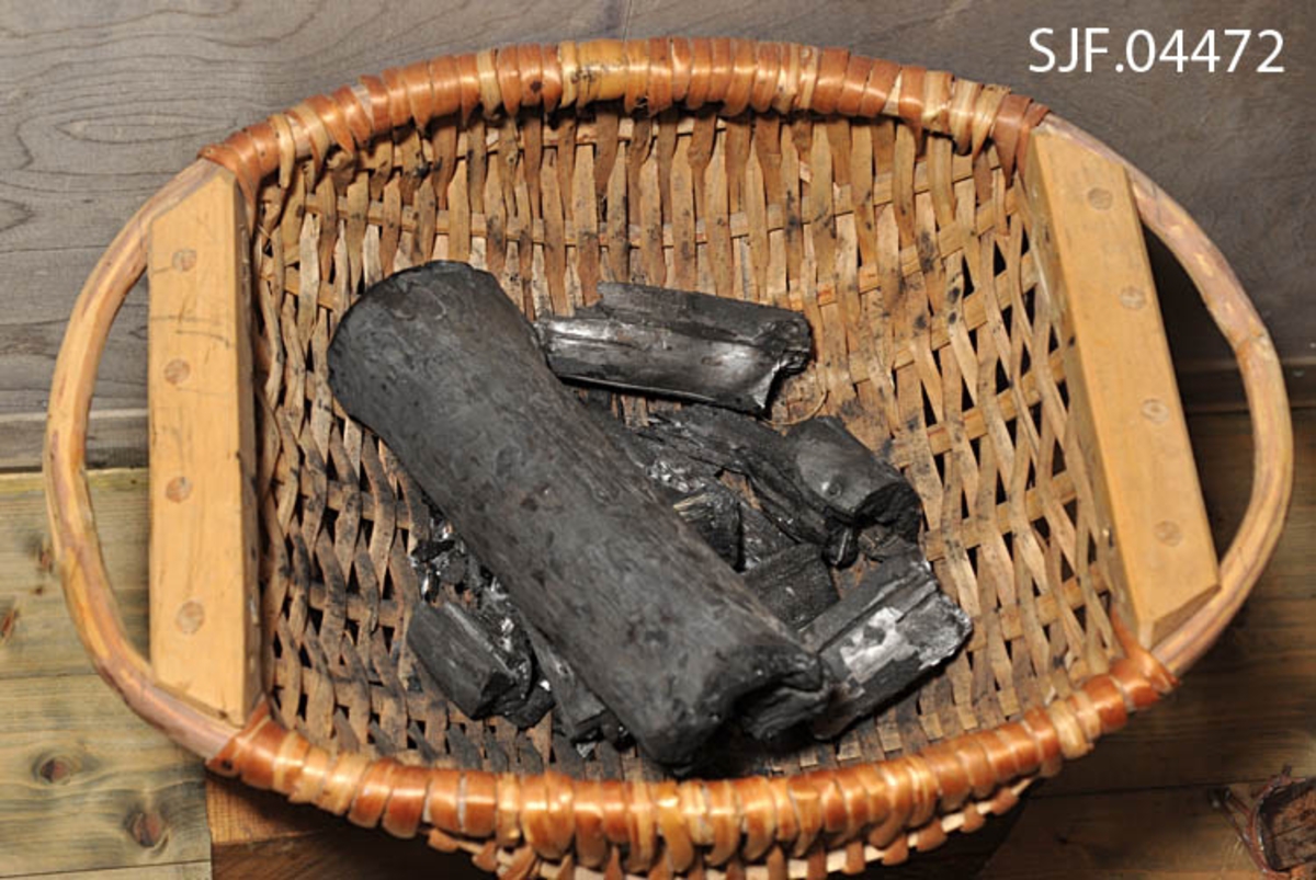 Kolfatet er laget av Ola Trøeng. 
Slike fat ble brukt til å bære kol i under trekolbrenning. 