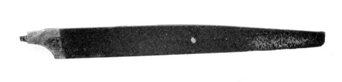 Redskapet er laget av ei fil. I den ene enden er det slipt til en liten knivegg som ble brukt til å skjære ut rom for innfelte initialer i knivskaftet. 
Brukt av Lutnes (ca. 1890-1975)
